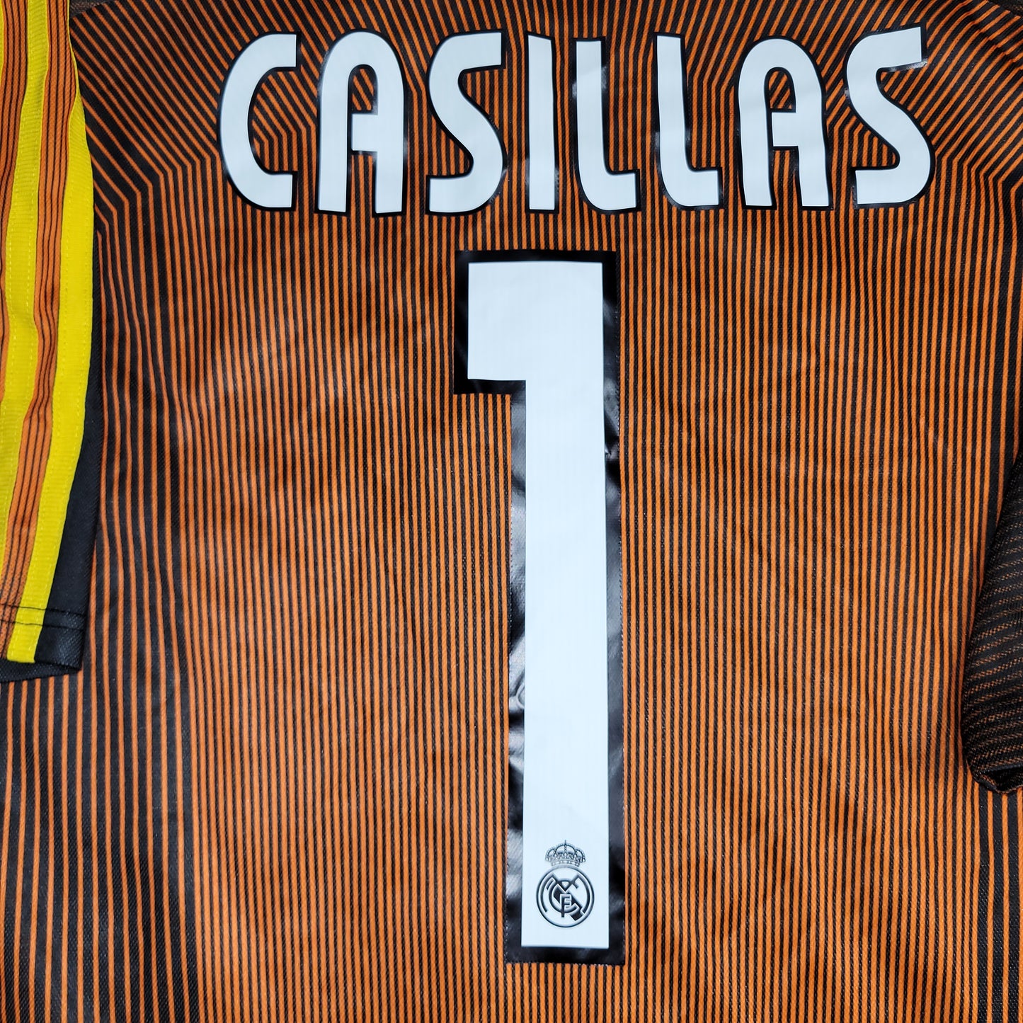Casillas Real Madrid 2003 2004 Soccer Jersey Shirt L SKU# 913941