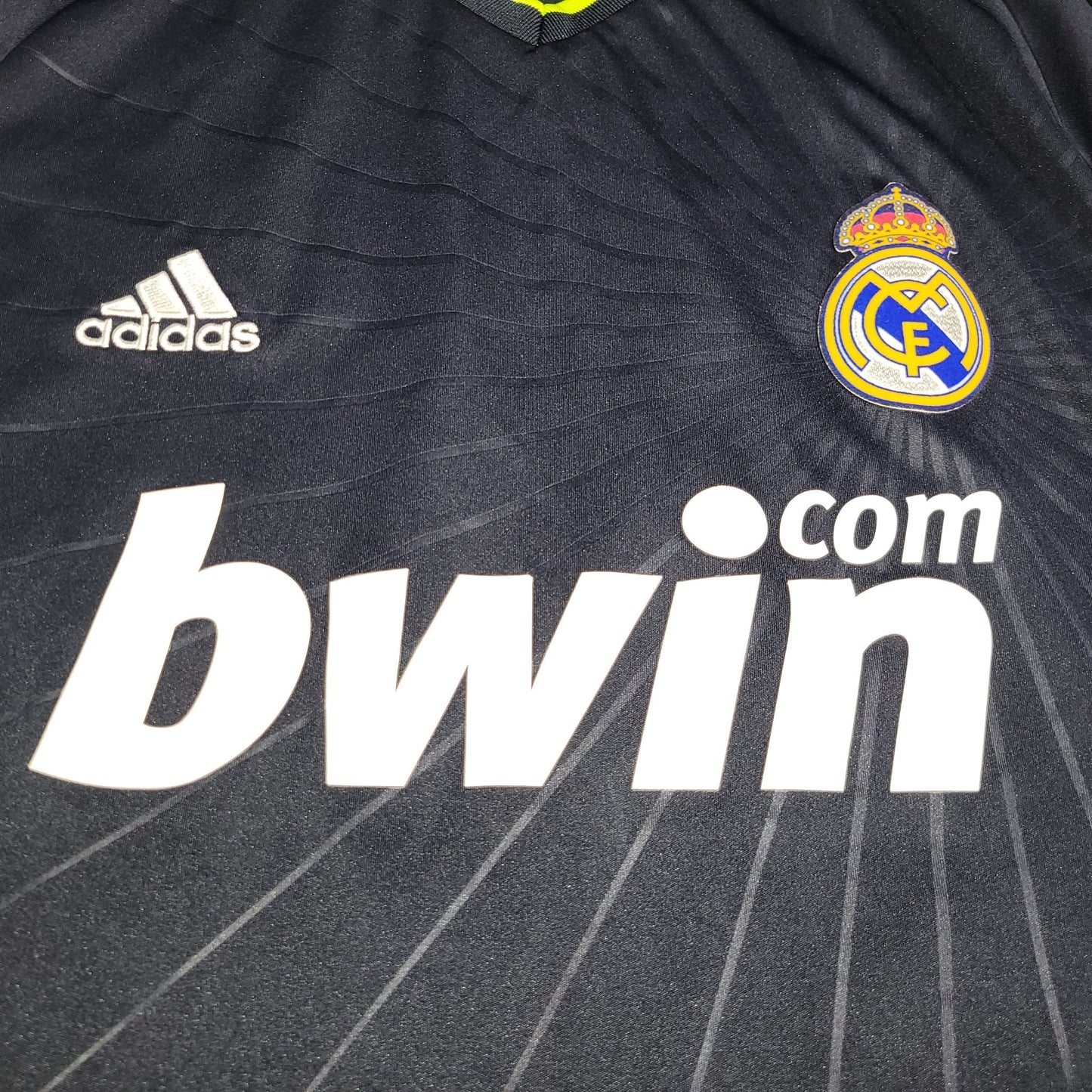 Ozil Real Madrid 2010 2011 Away Soccer Jersey Shirt M SKU# P95985 Adidas