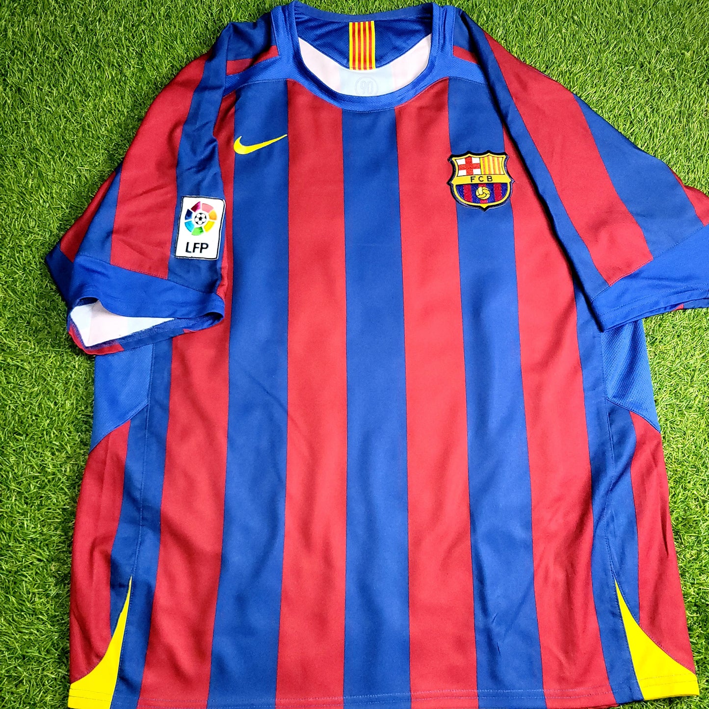 Ronaldinho Barcelona 2005 2006 Home Soccer Jersey L SKU# 195970