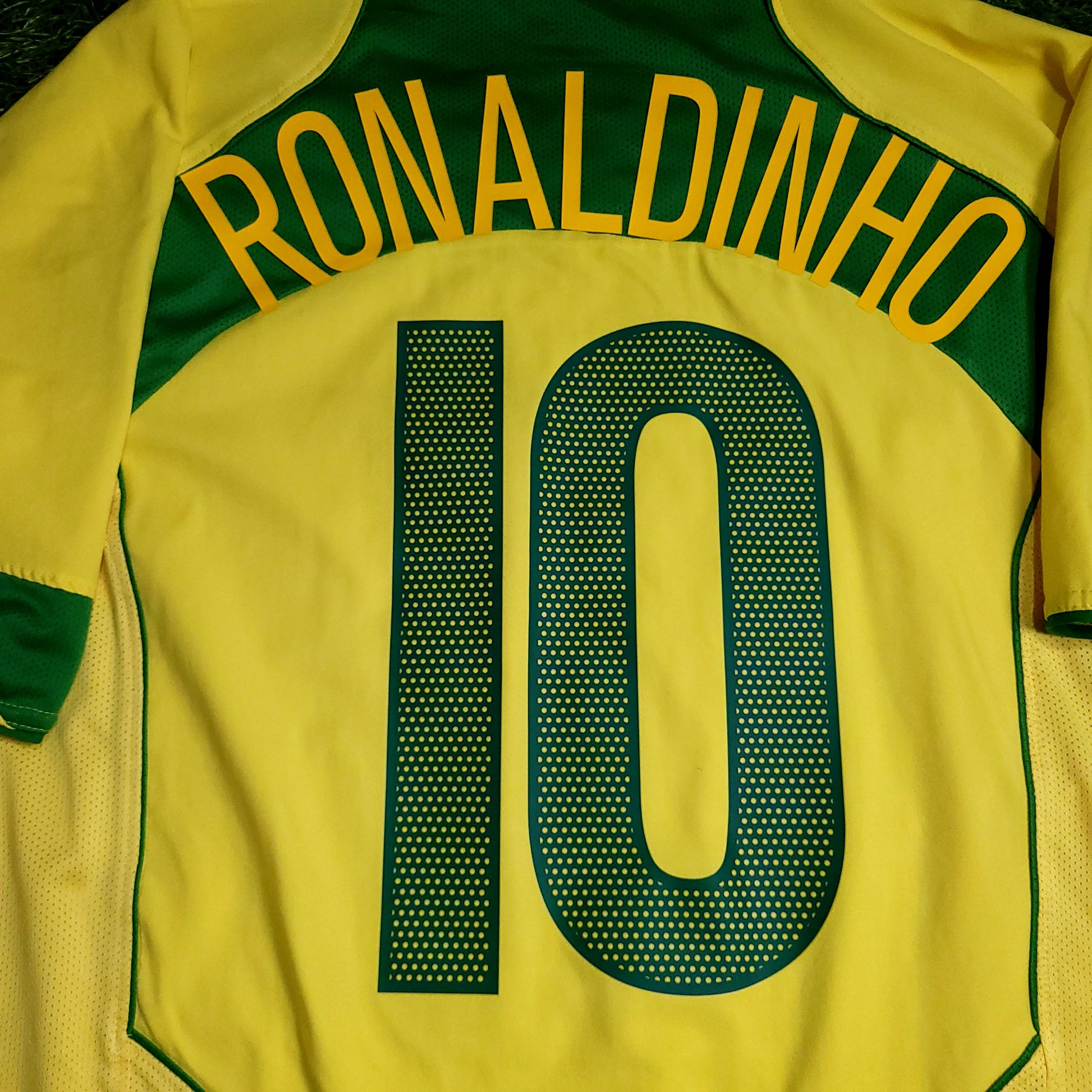 Ronaldinho Brazil 2004 Soccer Jersey M - ForeverSoccerJerseys