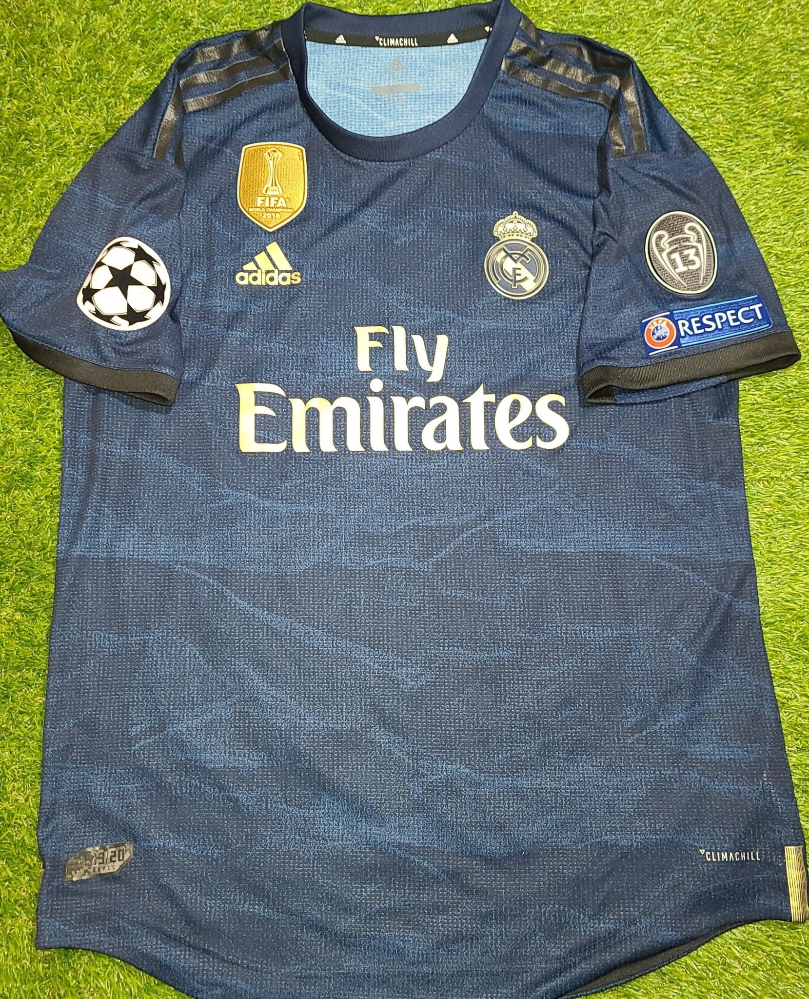 MAILLOT REPLICA BENZEMA - REAL MADRID - 2019/2020 - TAILLE L - LEGENDE - RARE MAILLOT REPLICA BENZEMA - REAL MADRID - 2019/2020 - TAILLE L - LEGENDE - RARE